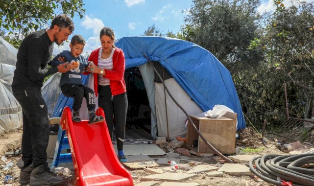 Hatay'da ev sahiplerinin gözetiminde hasarlı binaların yıkımı sürüyor