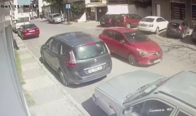 İstanbul'da otomobil kaldırımda bulunan 4 kişiye çarptı