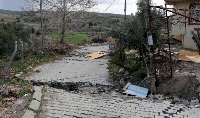 Kahramanmaraş'ta fay hattının geçtiği yol çöktü: Müstakil evin yönü değişti
