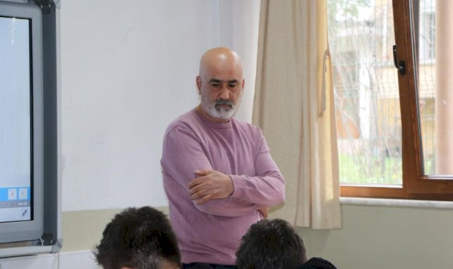 Karabük'te depremde kaybettiği yakınlarına rağmen öğrencilerine faydalı olmaya çalışıyor