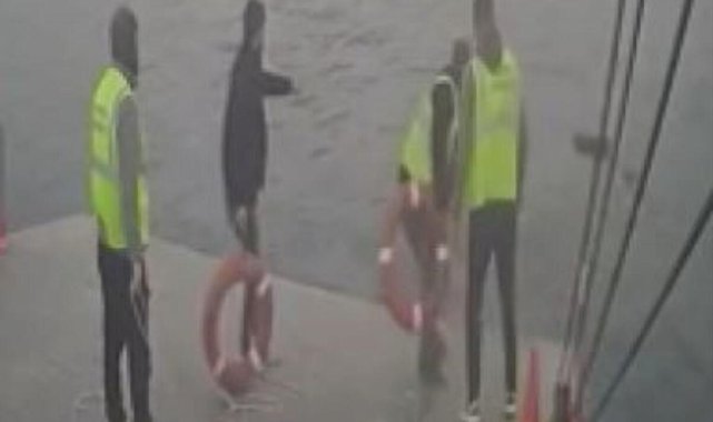 Tunceli'de feribottan atlayan vatandaşın kurtarılma anı