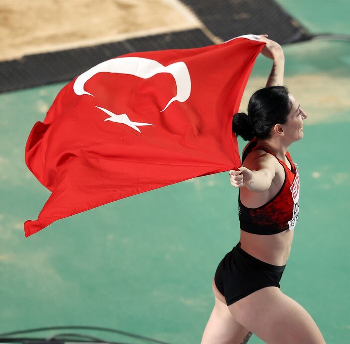 Tuğba Danışmaz, üç adım atlamada altın madalya kazandı