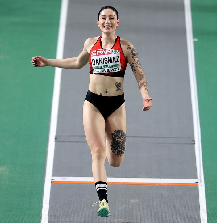 Tuğba Danışmaz, üç adım atlamada altın madalya kazandı