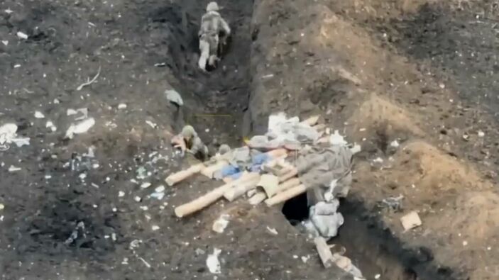 Ukrayna güçlerinin Rus askerlerinin bulunduğu sipere saldırısı kamerada