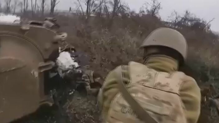 Ukrayna güçlerinin Rus askerlerinin bulunduğu sipere saldırısı kamerada