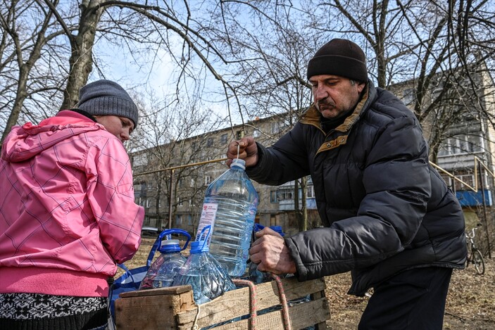 Ukrayna'da içme suyu sırası bekleyen halk görüntülendi