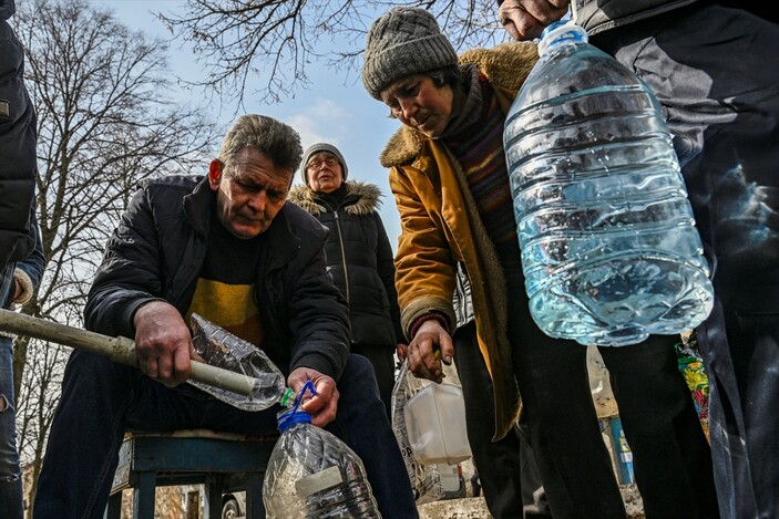 Ukrayna'da içme suyu sırası bekleyen halk görüntülendi
