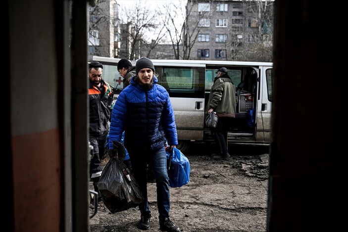 Ukrayna'da içme suyu sırası bekleyen halk görüntülendi