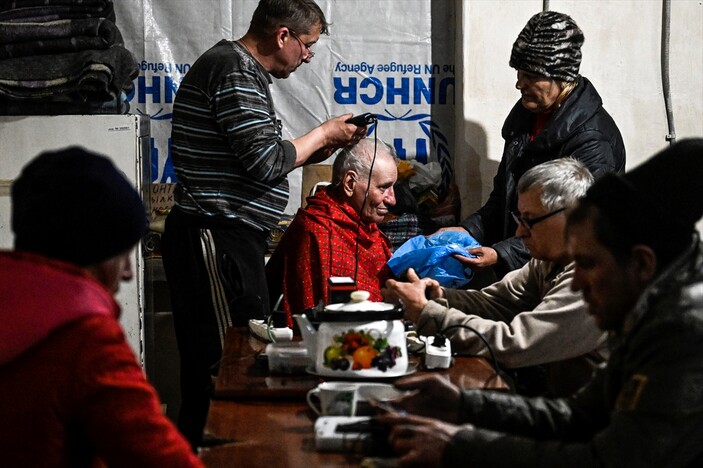 Ukrayna'da içme suyu sırası bekleyen halk görüntülendi
