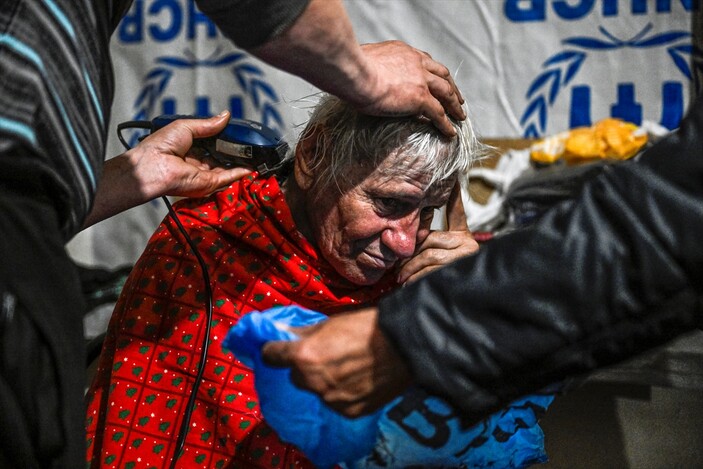 Ukrayna'da içme suyu sırası bekleyen halk görüntülendi