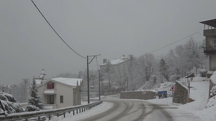 Uladağ'a zincirsiz çıkış durduruldu! Kar 1 metreyi geçti