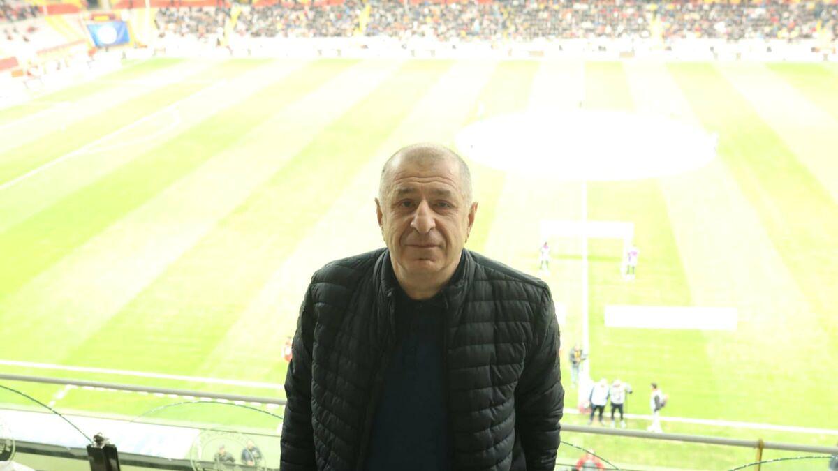 Ümit Özdağ’a Kayserispor taraftarından tepki: Tuvalete kaçmak zorunda kaldı