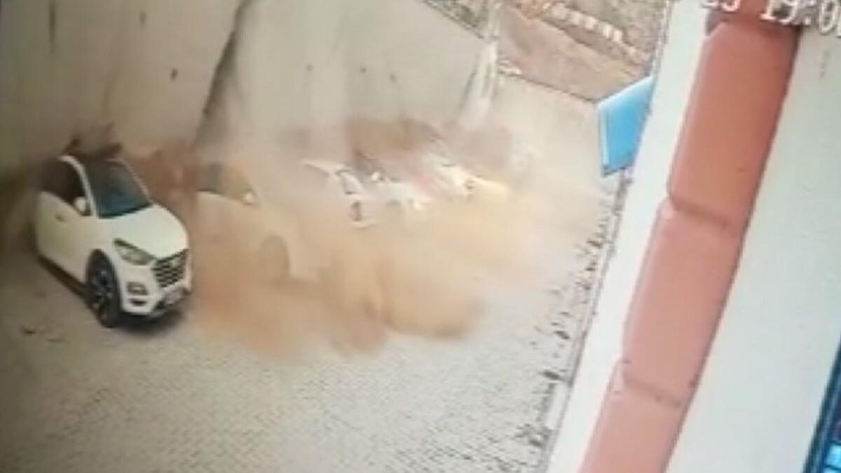 Yozgat'ta istinat duvarının çökme anı