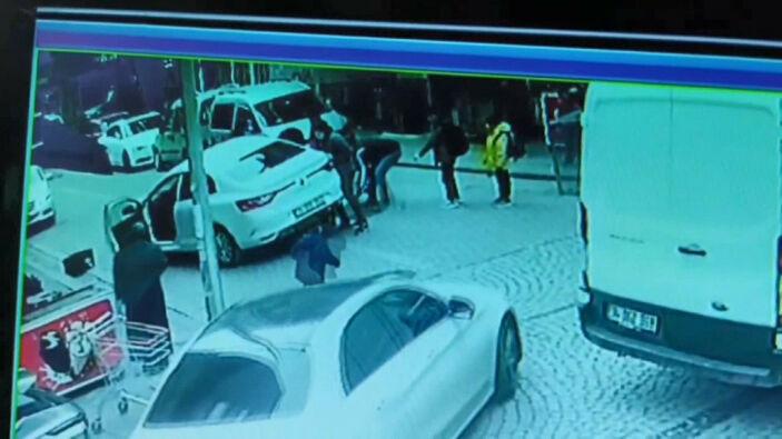 Zeytinburnu'nda trafik kazası! Kadın otomobilin altında kaldı