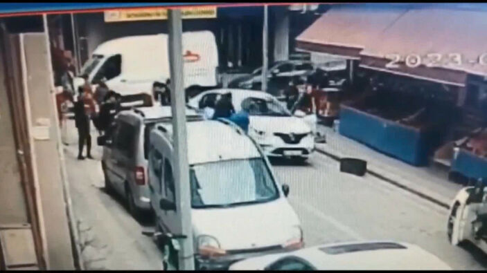 Zeytinburnu'nda trafik kazası! Kadın otomobilin altında kaldı