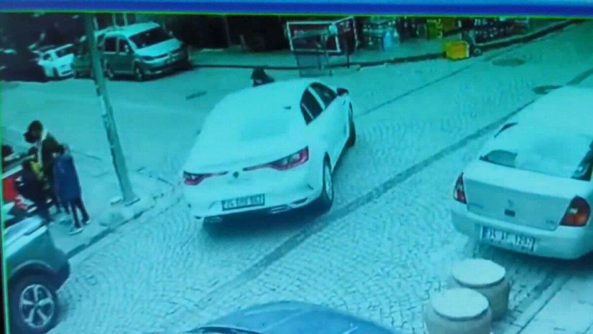 Zeytinburnu&#039;nda trafik kazası! Kadın otomobilin altında kaldı