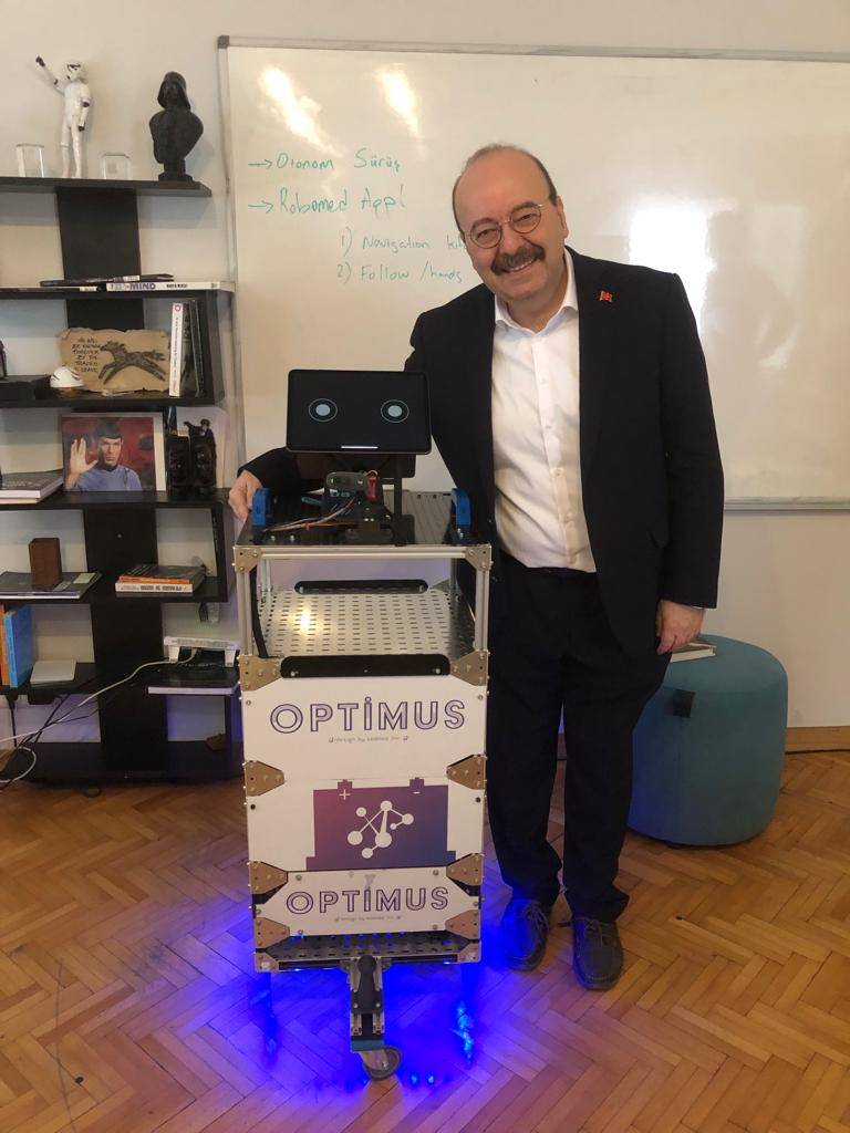 Bilim Kurgu Tutkunu Prof. Dr. Unutmaz’dan ‘Yerli’ Transformers Sağlık Robotu Projesi