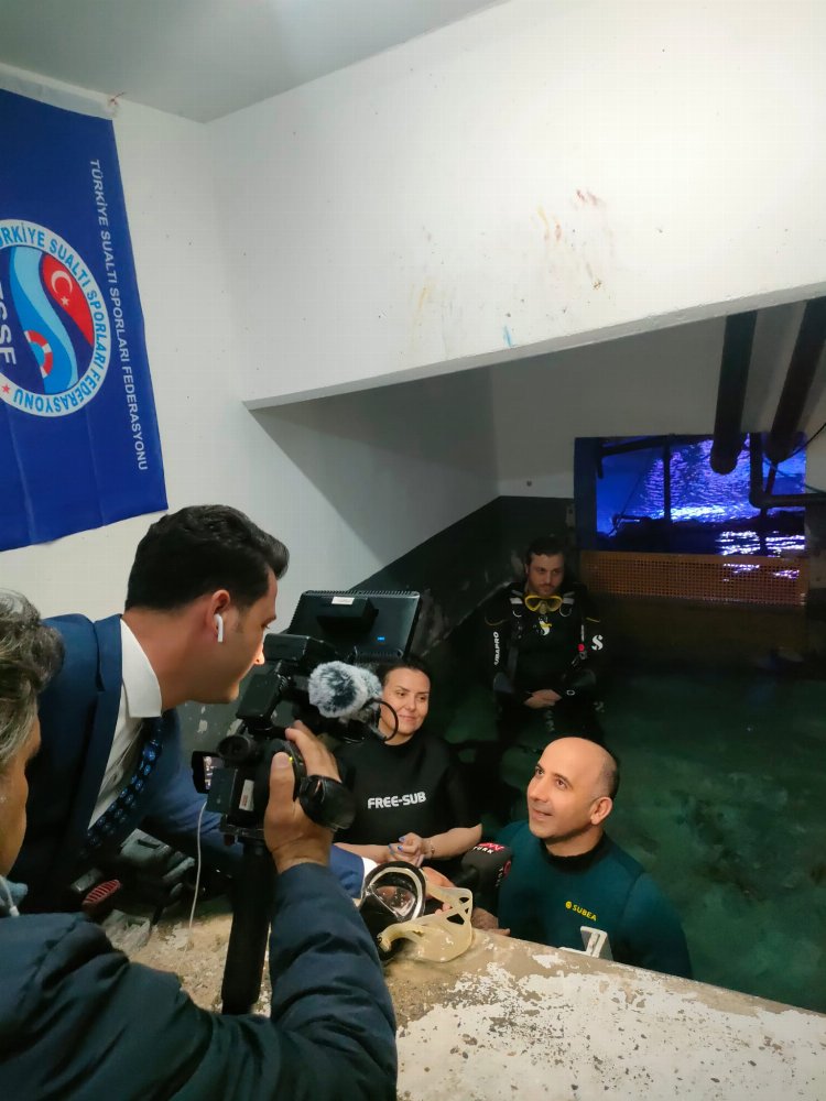 Hastalarıyla 'sağlık' için daldılar!