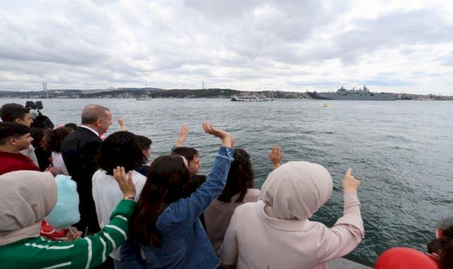 TCG Anadolu Erdoğan’ı selamladı