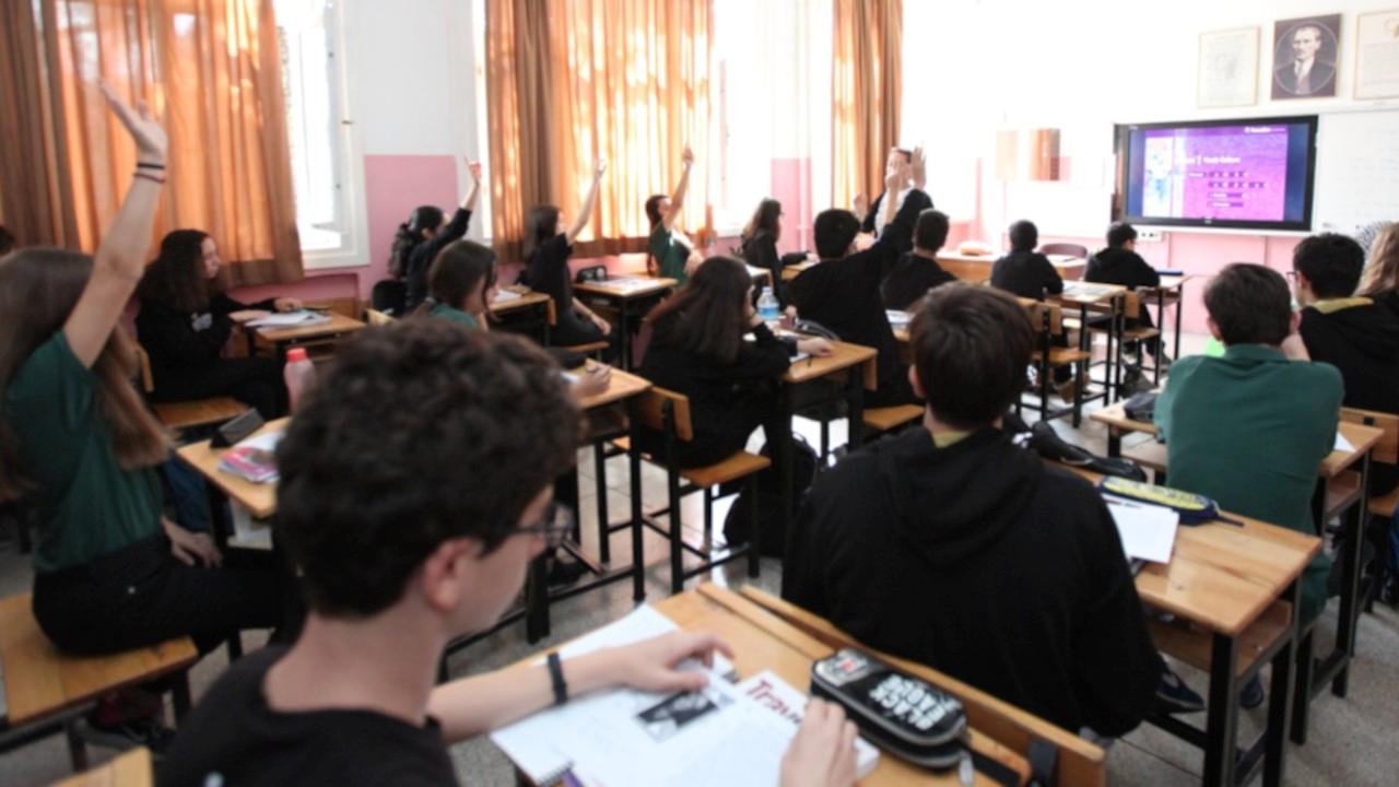 Başörtülü öğrenciyi okula kaydetmediği iddia edilen müdüre beraat