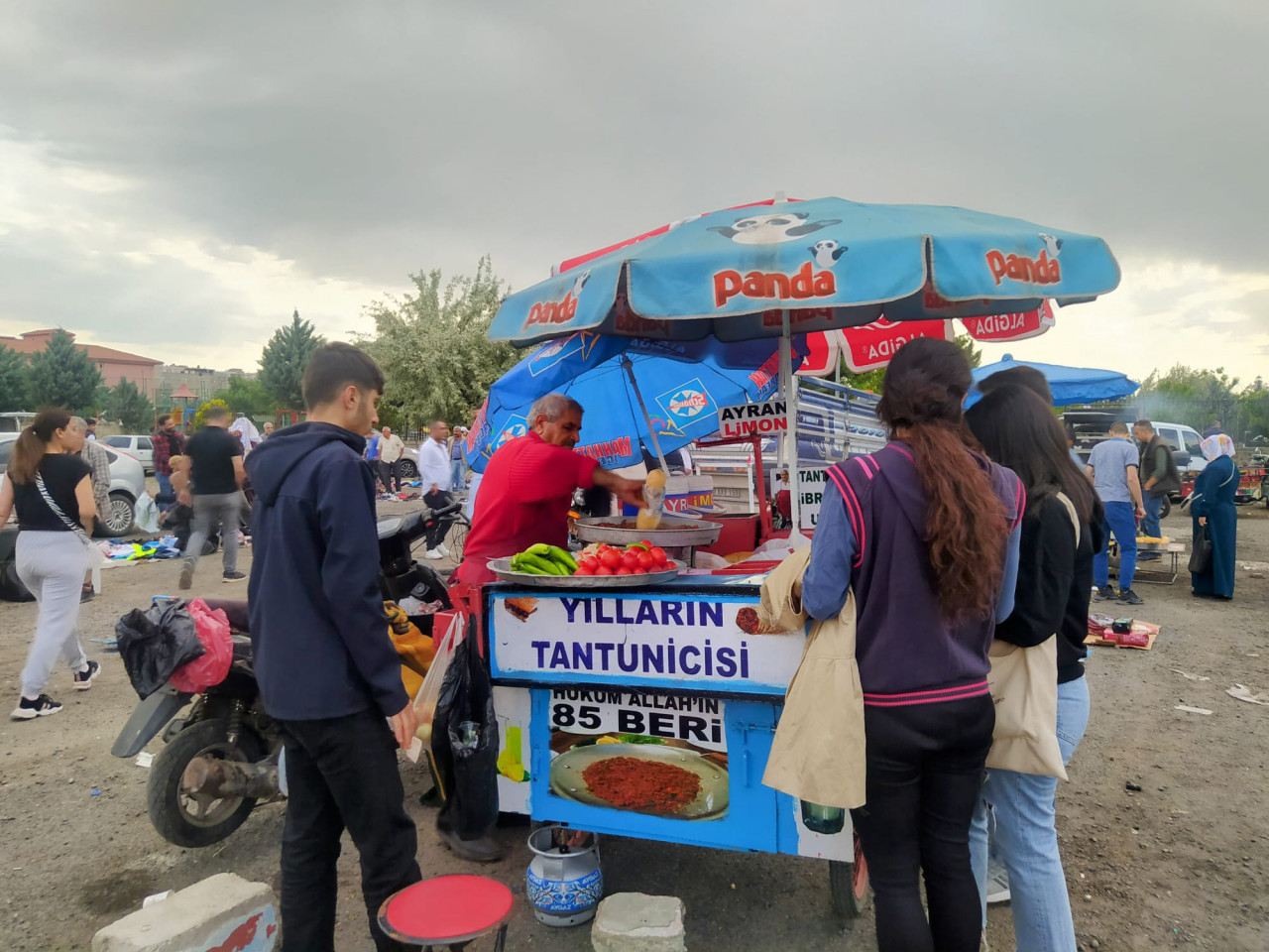 Diyarbakır Bit Pazarı'nda siyaset: 'Erdoğan yükseltiyor, biz indiriyoruz'