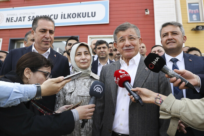 Gelecek Partisi Genel Başkanı Ahmet Davutoğlu oyunu Eyüpsultan'da kullandı