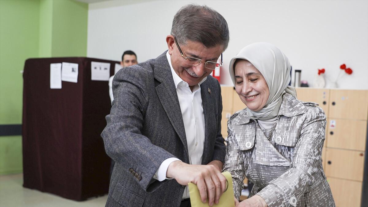 Gelecek Partisi Genel Başkanı Ahmet Davutoğlu oyunu Eyüpsultan&#039;da kullandı
