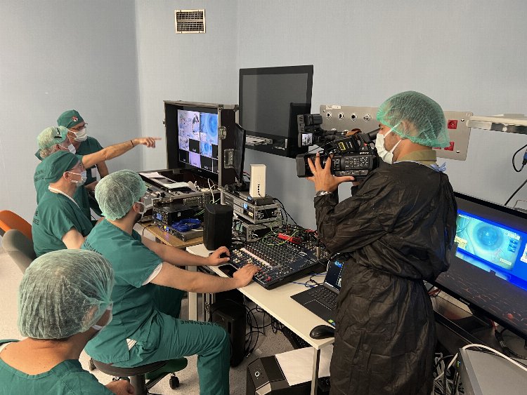 Göz hekimleri canlı yayında ameliyat yapacak