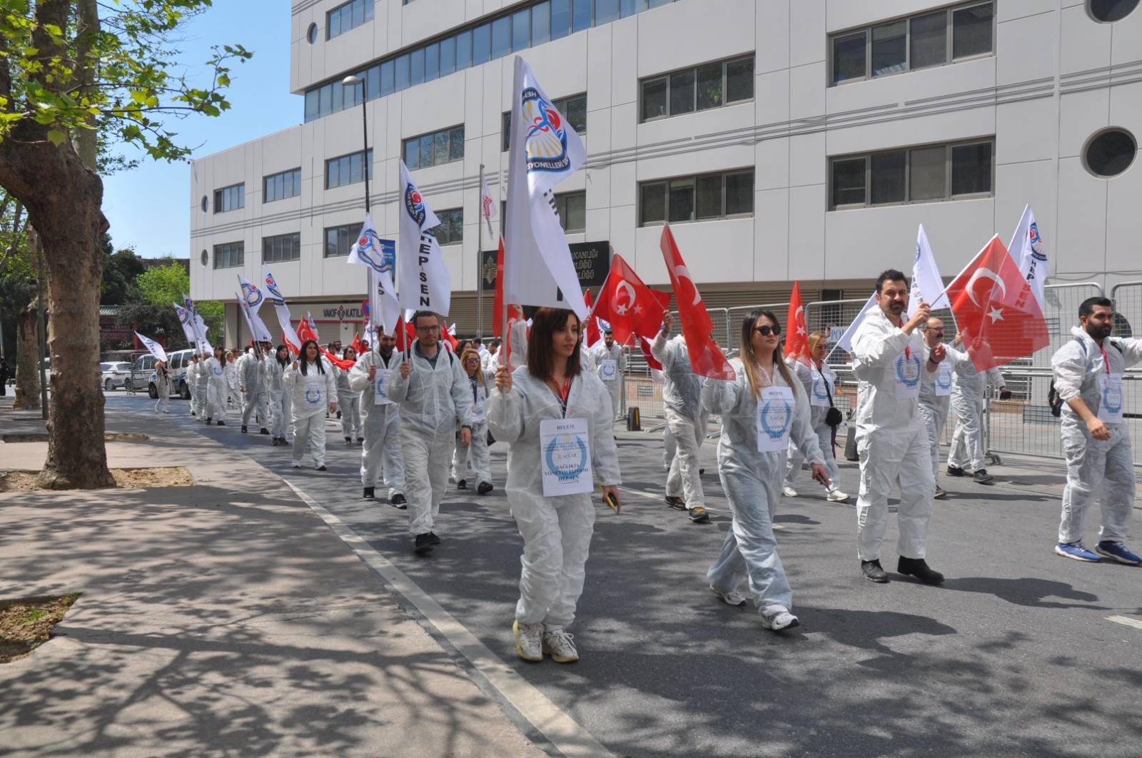 HEP-SEN 1 Mayıs’ta Taksim’de Reçete Açtı: Hastanın Adı Sağlık Sistemi!