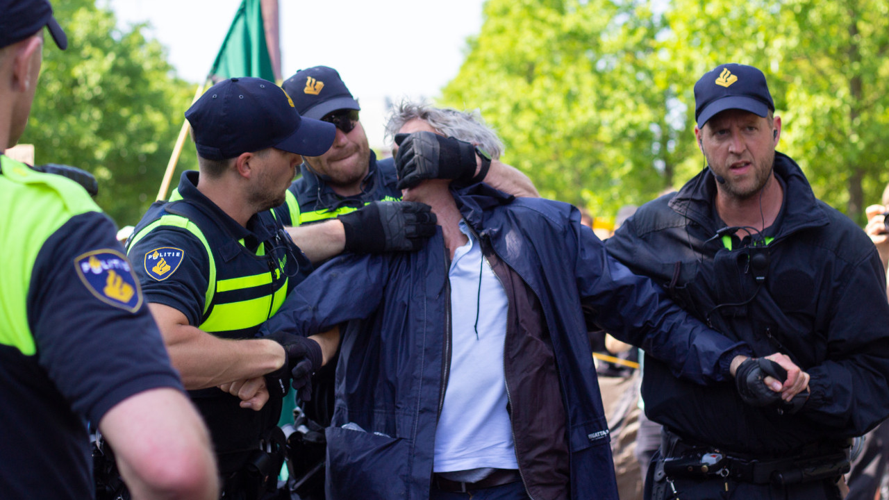 Hollanda'da çevre eylemi: 1579 protestocu gözaltına alındı