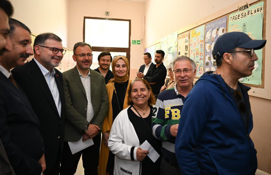 İzmir'de oy kullanma işlemi sürüyor