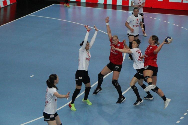 Kadınlar Süper Ligi&#039;de Kastamonu ve Konyaaltı finalde