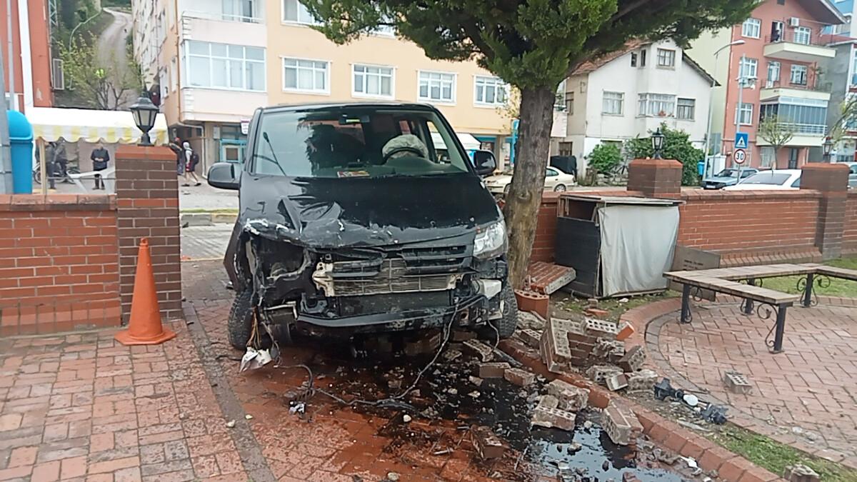 Kastamonu&#039;da freni boşalan minibüs taksiye çarptı