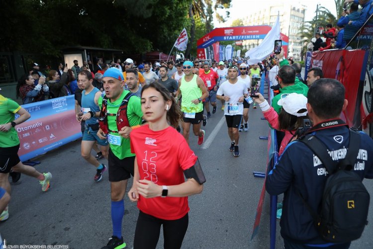 Maraton İzmir'de nefes kesen yarış