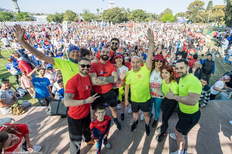 Maraton İzmir'de nefes kesen yarış
