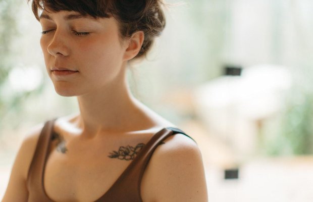 Önünüze gelen 'yüz yogası video'sunu uygulamak yüzünüzü mahvedebilir!