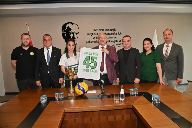 Şampiyon Manisalı voleybolculardan Başkan Ergün'e ziyaret