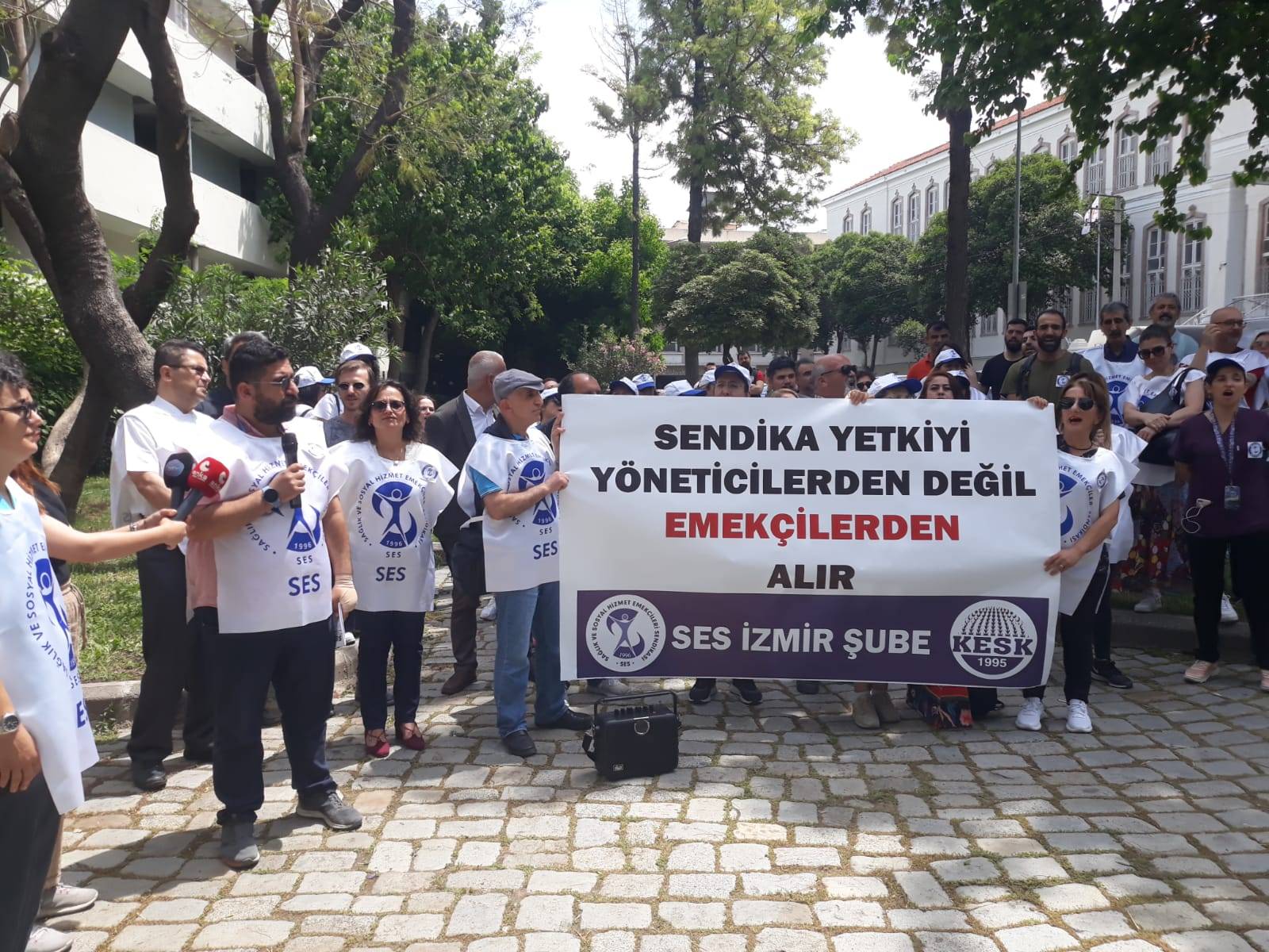 SES İzmir: Sağlık Emekçilerinin Öncelikli Talebi Maaş Zammı!