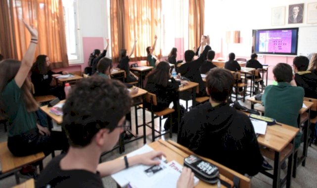 Başörtülü öğrenciyi okula kaydetmediği iddia edilen müdüre beraat