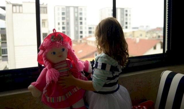 Bursa’da 3 yaşındaki kız çocuğu annesi ile ev hapsinde