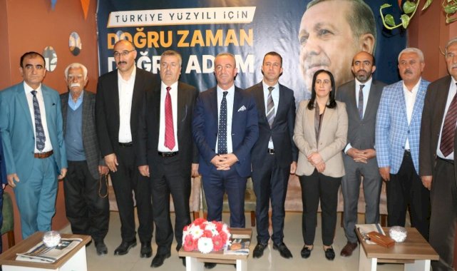 Hakkari'de Memleket Partisi İl Başkanı ve yönetimi, AK Parti'ye katıldı