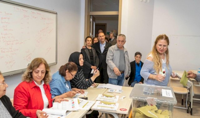 İzmir'de oy kullanma işlemi sürüyor