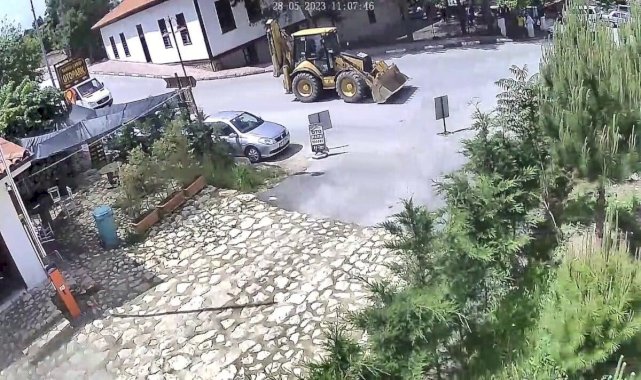 Karabük’te operatör, freni boşalan iş makinesini durdurdu
