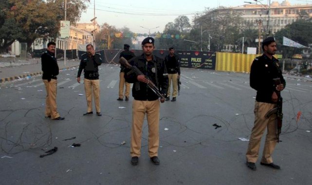 Pakistan'da bombalı saldırı: Kız çocukların eğitim gördüğü 2 okul yıkıldı