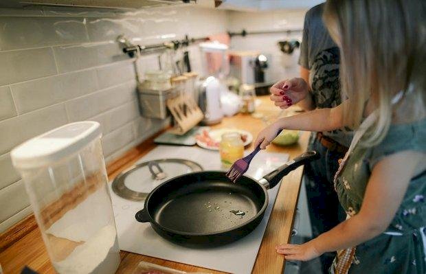 Pratik teflon veya granit mi yoksa eski usul çelik tava mı almalıyım?