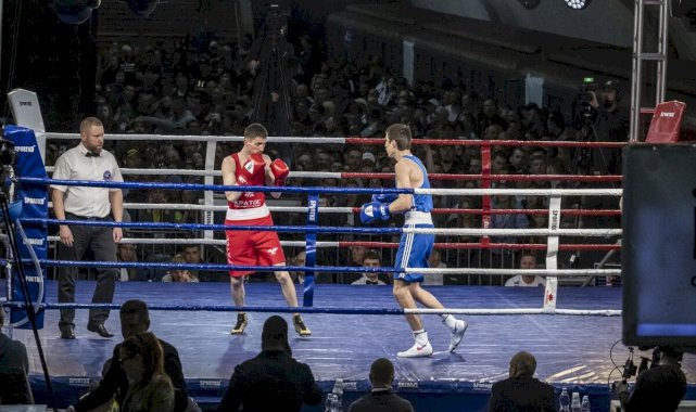 Ukrayna'da metro istasyonunda boks turnuvası