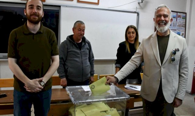 Ünlü oyuncu Bahadır Yenişehirlioğlu Manisa'da oy kullandı