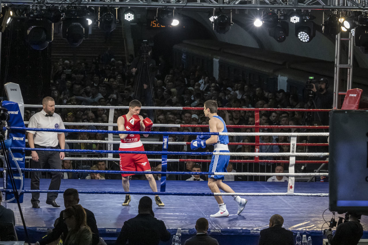 Ukrayna'da güvenlik nedeniyle boks turnuvası metro istasyonunda düzenlendi