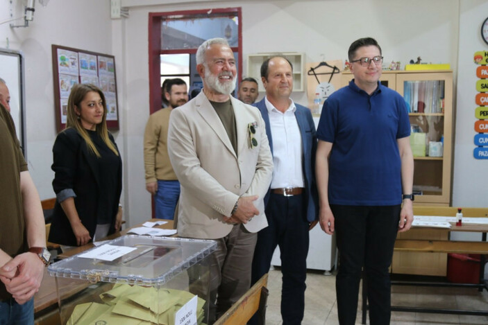 Ünlü oyuncu Bahadır Yenişehirlioğlu Manisa'da oy kullandı