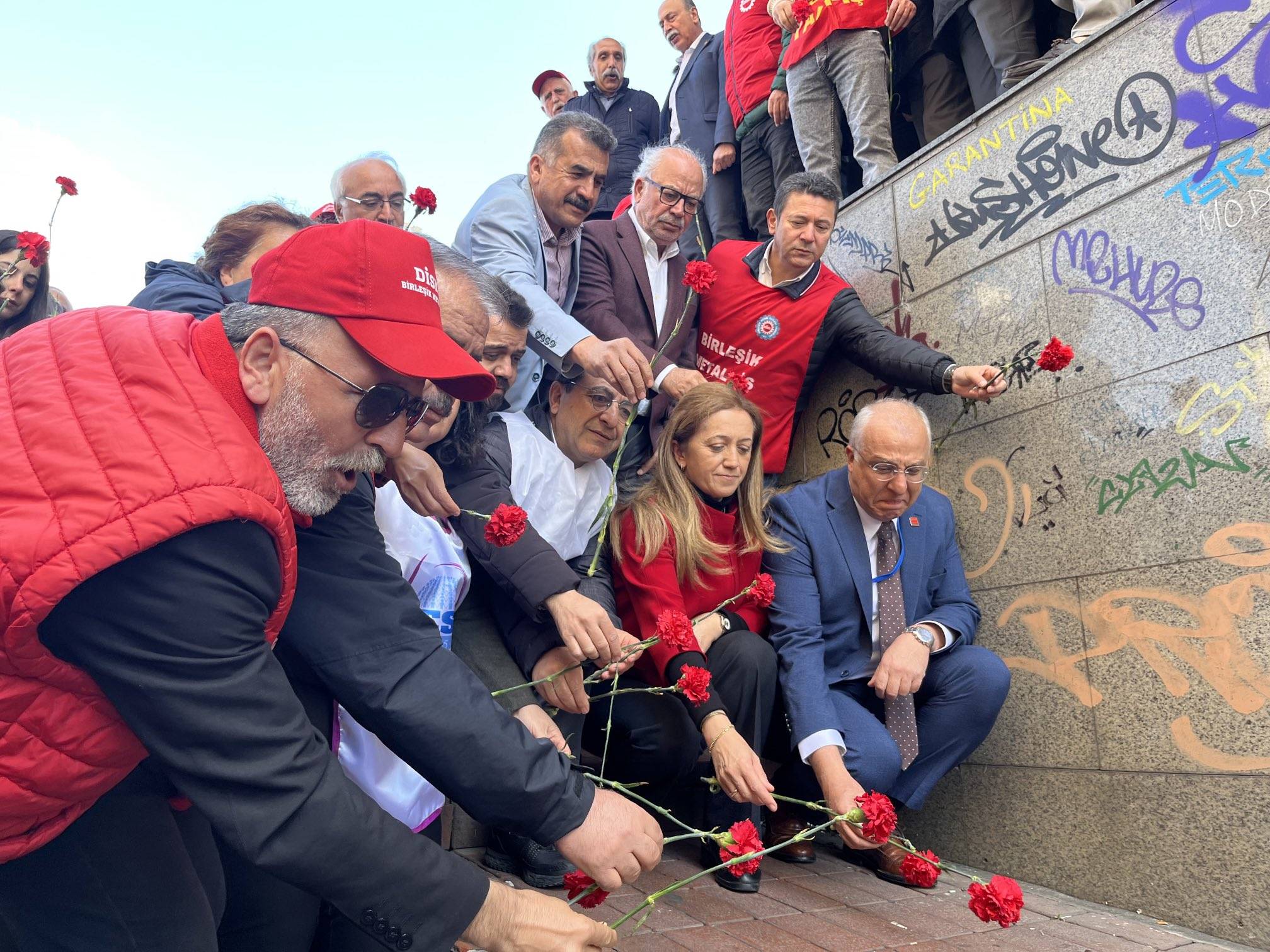 Yaşasın 1 Mayıs! Emekçiler Bugün Meydanlarda!